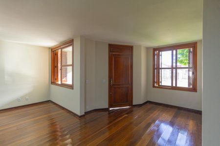 Casa à venda com 230m², 4 quartos e 2 vagas Casa à venda com 230m², 4 quartos e 2 vagasSala