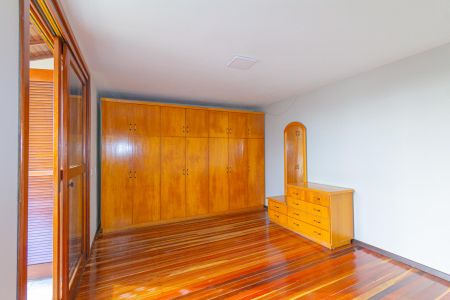 Casa à venda com 230m², 4 quartos e 2 vagas Casa à venda com 230m², 4 quartos e 2 vagasSuíte