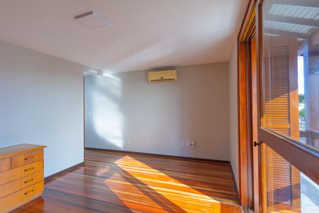 Casa à venda com 230m², 4 quartos e 2 vagas Casa à venda com 230m², 4 quartos e 2 vagasSuíte