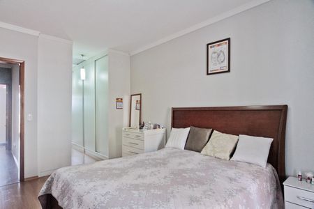 Casa à venda com 327m², 5 quartos e 6 vagas Casa à venda com 327m², 5 quartos e 6 vagasSuíte 2