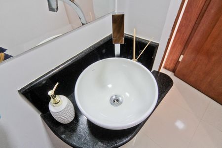 Casa à venda com 327m², 5 quartos e 6 vagas Casa à venda com 327m², 5 quartos e 6 vagasLavabo