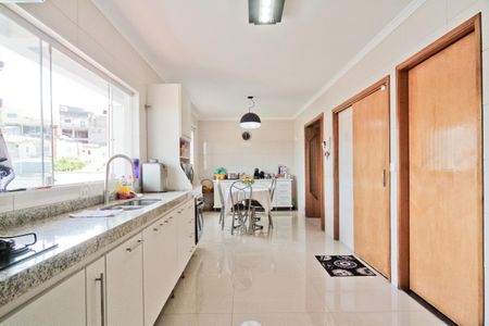 Casa à venda com 327m², 5 quartos e 6 vagas Casa à venda com 327m², 5 quartos e 6 vagasCozinha