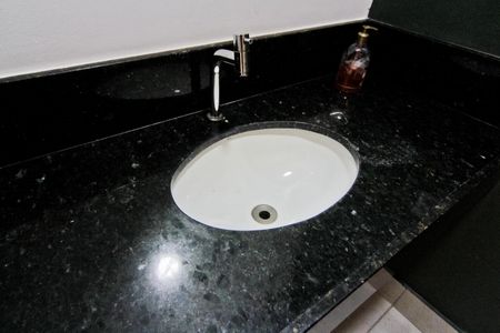 Casa à venda com 327m², 5 quartos e 6 vagas Casa à venda com 327m², 5 quartos e 6 vagasBanheiro de Serviço