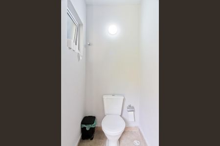 Casa à venda com 327m², 5 quartos e 6 vagas Casa à venda com 327m², 5 quartos e 6 vagasBanheiro de Serviço