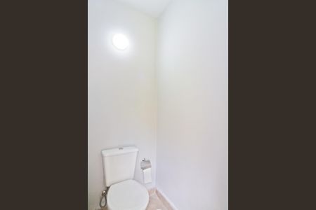 Casa à venda com 327m², 5 quartos e 6 vagas Casa à venda com 327m², 5 quartos e 6 vagasBanheiro de Serviço