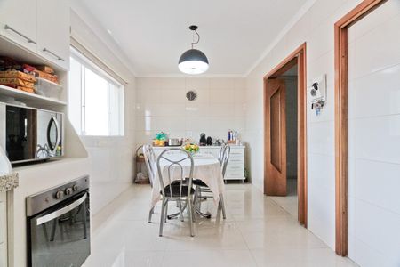 Casa à venda com 327m², 5 quartos e 6 vagas Casa à venda com 327m², 5 quartos e 6 vagasCozinha