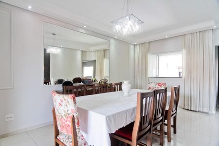 Casa à venda com 327m², 5 quartos e 6 vagas Casa à venda com 327m², 5 quartos e 6 vagasSala de Jantar