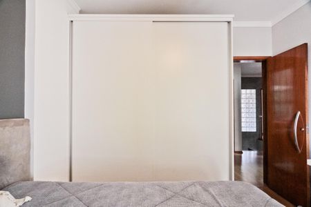 Casa à venda com 327m², 5 quartos e 6 vagas Casa à venda com 327m², 5 quartos e 6 vagasQuarto 1