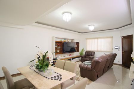 Casa à venda com 256m², 3 quartos e 4 vagasSala