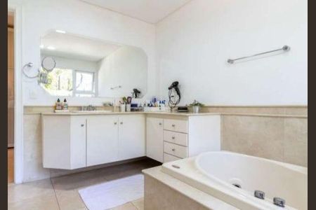 Casa de condomínio à venda com 1032m², 4 quartos e 5 vagas