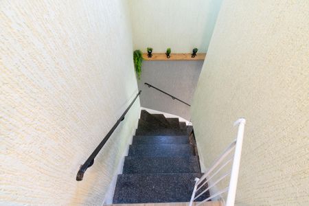 Casa à venda com 158m², 3 quartos e 2 vagas Casa à venda com 158m², 3 quartos e 2 vagasEscada