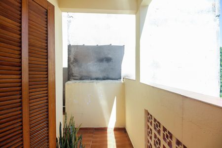 Casa à venda com 100m², 2 quartos e 2 vagasQuarto 1 - Varanda