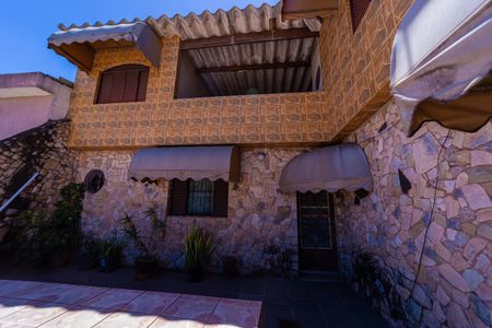 Casa à venda com 170m², 3 quartos e 6 vagas Casa à venda com 170m², 3 quartos e 6 vagasEntrada