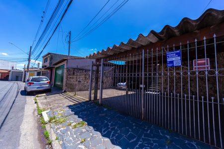 Casa à venda com 170m², 3 quartos e 6 vagas Casa à venda com 170m², 3 quartos e 6 vagasFachada