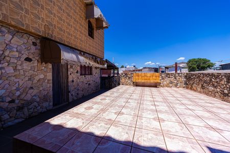 Casa à venda com 170m², 3 quartos e 6 vagas Casa à venda com 170m², 3 quartos e 6 vagasEntrada