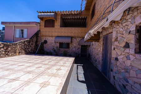 Casa à venda com 170m², 3 quartos e 6 vagas Casa à venda com 170m², 3 quartos e 6 vagasEntrada