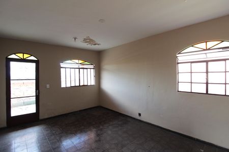 Casa à venda com 360m², 5 quartos e 2 vagasSala