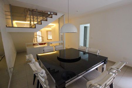 Casa de condomínio para alugar com 323m², 3 quartos e 4 vagas Casa de condomínio para alugar com 323m², 3 quartos e 4 vagasSala de Jantar