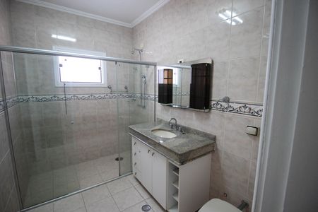 Casa de condomínio para alugar com 323m², 3 quartos e 4 vagas Casa de condomínio para alugar com 323m², 3 quartos e 4 vagasBanheiro da Suíte 1