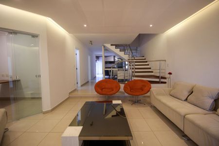 Casa de condomínio para alugar com 323m², 3 quartos e 4 vagas Casa de condomínio para alugar com 323m², 3 quartos e 4 vagasSala