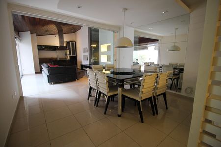 Casa de condomínio para alugar com 323m², 3 quartos e 4 vagas Casa de condomínio para alugar com 323m², 3 quartos e 4 vagasSala de Jantar