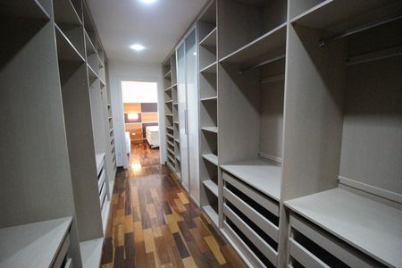 Casa de condomínio para alugar com 323m², 3 quartos e 4 vagas Casa de condomínio para alugar com 323m², 3 quartos e 4 vagasCloset da suíte 3