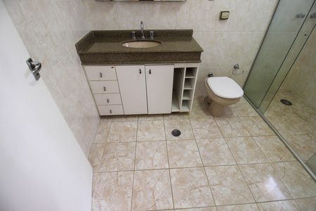Casa de condomínio para alugar com 323m², 3 quartos e 4 vagas Casa de condomínio para alugar com 323m², 3 quartos e 4 vagasBanheiro da Suíte 2
