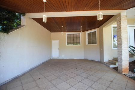 Casa de condomínio para alugar com 323m², 3 quartos e 4 vagas Casa de condomínio para alugar com 323m², 3 quartos e 4 vagasFachada