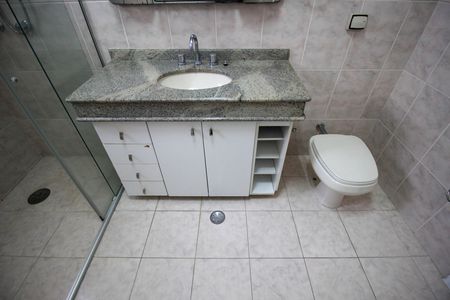 Casa de condomínio para alugar com 323m², 3 quartos e 4 vagas Casa de condomínio para alugar com 323m², 3 quartos e 4 vagasBanheiro da Suíte 1