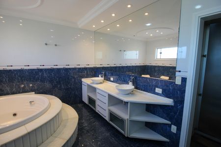 Casa de condomínio para alugar com 323m², 3 quartos e 4 vagas Casa de condomínio para alugar com 323m², 3 quartos e 4 vagasBanheiro da Suíte 3