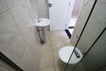 Casa de condomínio para alugar com 323m², 3 quartos e 4 vagas Casa de condomínio para alugar com 323m², 3 quartos e 4 vagasBanheiro de serviço