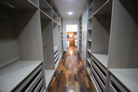 Casa de condomínio para alugar com 323m², 3 quartos e 4 vagas Casa de condomínio para alugar com 323m², 3 quartos e 4 vagasCloset da suíte 3