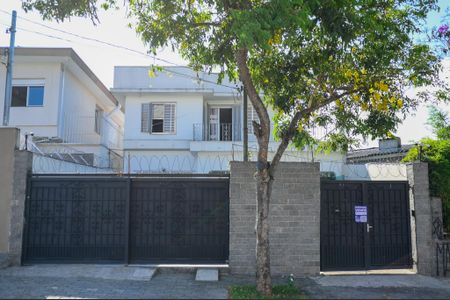 Casa à venda com 300m², 4 quartos e 6 vagasFachada + Placa
