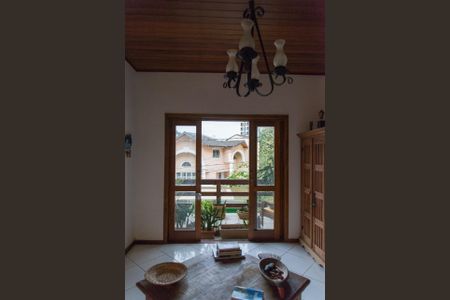 Casa à venda com 240m², 3 quartos e 3 vagasFoto 01