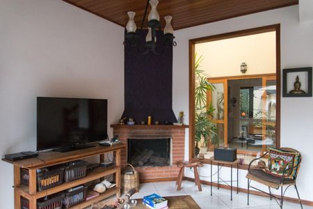 Casa à venda com 240m², 3 quartos e 3 vagasFoto 01