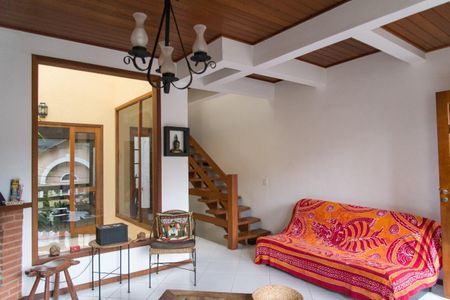 Casa à venda com 240m², 3 quartos e 3 vagasFoto 01