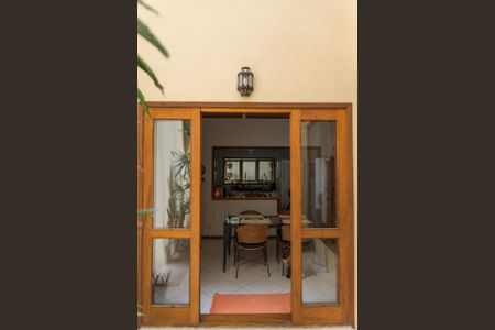 Casa à venda com 240m², 3 quartos e 3 vagasFoto 01