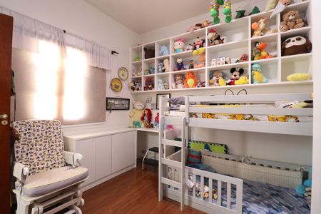 Casa de condomínio à venda com 300m², 4 quartos e 2 vagasQuarto