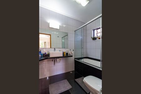 Casa à venda com 358m², 3 quartos e 5 vagasBanheiro da Suíte 2
