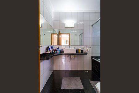 Casa à venda com 358m², 3 quartos e 5 vagasBanheiro da Suíte 2