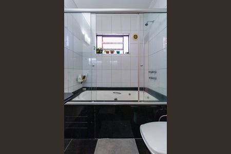 Casa à venda com 358m², 3 quartos e 5 vagasBanheiro da Suíte 2