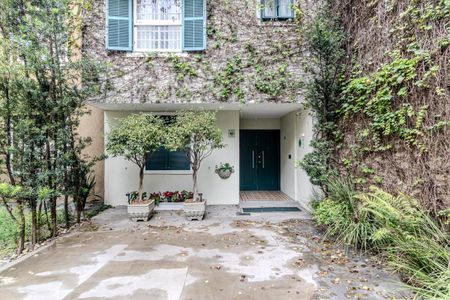 Casa para alugar com 177m², 3 quartos e 2 vagas Casa para alugar com 177m², 3 quartos e 2 vagasFachada