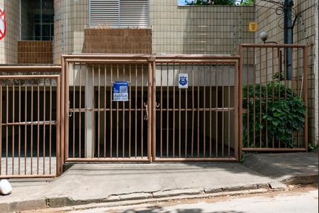 Apartamento para alugar com 90m², 3 quartos e 2 vagas Apartamento para alugar com 90m², 3 quartos e 2 vagasPlaca de aluga instalada na fachada do prédio (XHAW-227)