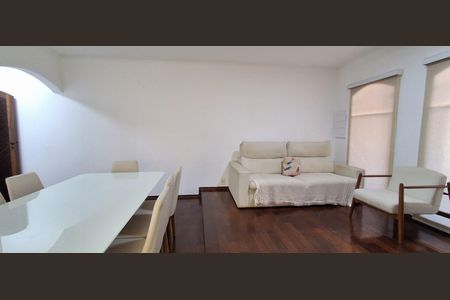 Casa para alugar com 270m², 3 quartos e 3 vagas Casa para alugar com 270m², 3 quartos e 3 vagasSala