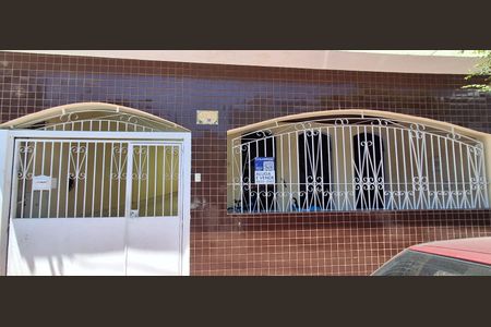 Casa para alugar com 270m², 3 quartos e 3 vagas Casa para alugar com 270m², 3 quartos e 3 vagasFachada