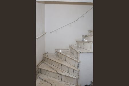 Casa à venda com 150m², 3 quartos e sem vaga Casa à venda com 150m², 3 quartos e sem vagaEscada