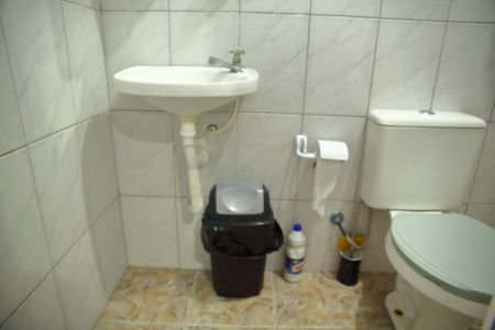 Casa à venda com 173m², 2 quartos e 2 vagasBanheiro da Suíte da edícula