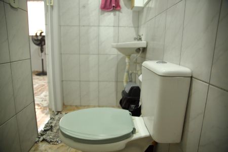 Casa à venda com 173m², 2 quartos e 2 vagasBanheiro da Suíte da edícula