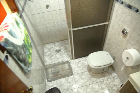 Casa à venda com 173m², 2 quartos e 2 vagasBanheiro dos Quartos