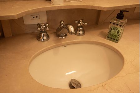 Casa à venda com 282m², 4 quartos e 3 vagasBanheiro da Suíte 4